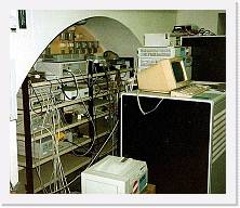 68-tx * Trasmissione dati
Sul pannello posteriore i collegamenti telecom per i modem 
Sul ripuano in alto router DEC e modem per collegamento alla rete e per gli
accessi privati.
Sul secondo ripiano DEMPR (hub per coassiale) e DESTA (hub per AUI), router
Cisco per CNR-Castagnoli e terminal server. Sugli altri ripiani Bridge e
terminal server.  I collegamenti seriali hanno velocita' di 19.200 bps e
l' ethernet e' a 10 Mbit/sec su cavo giallo e coassieale
 * Trasmissione dati
Sul pannello posteriore i collegamenti telecom per i modem 
Sul ripuano in alto router DEC e modem per collegamento alla rete e per gli
accessi privati.
Sul secondo ripiano DEMPR (hub per coassiale) e DESTA (hub per AUI), router
Cisco per CNR-Castagnoli e terminal server. Sugli altri ripiani Bridge e
terminal server.  I collegamenti seriali hanno velocita' di 19.200 bps e
l' ethernet e' a 10 Mbit/sec su cavo giallo e coassieale
 * 1097 x 936 * (224KB)