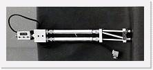 File0025 * Primo Ricevitore per la Croce del Nord. E� costituito da un anello ibrido ( detto Napoleone per la originale configurazione ad N), seguito da due tubi che contengono un filtro e due diodi 1N21 tramite i quali si ottiene la conversione della frequenza di ingresso di 408 MHz a quella di media di frequenza di 30 MHz . Seguono due scatole metalliche entro cui avviene prima la somma e poi la amplificazione a transistors del segnale radioastronomico, una primizia per gli anni �60.  
Pur non essendo preceduto da un preamplificatore a basso rumore il ricevitore denunciava 5.5 dB di cifra di rumore (circa 750 K di temperatura di rumore). (Tomassetti, Rosatelli, Gelato) 
 * Primo Ricevitore per la Croce del Nord. E� costituito da un anello ibrido ( detto Napoleone per la originale configurazione ad N), seguito da due tubi che contengono un filtro e due diodi 1N21 tramite i quali si ottiene la conversione della frequenza di ingresso di 408 MHz a quella di media di frequenza di 30 MHz . Seguono due scatole metalliche entro cui avviene prima la somma e poi la amplificazione a transistors del segnale radioastronomico, una primizia per gli anni �60.  
Pur non essendo preceduto da un preamplificatore a basso rumore il ricevitore denunciava 5.5 dB di cifra di rumore (circa 750 K di temperatura di rumore). (Tomassetti, Rosatelli, Gelato) 
 * 1968 x 784 * (169KB)
