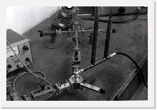 File0027 * Primo piano della parte centrale del ricevitore parametrico in prova. Questo tipo di ricevitore utilizza  un diodo �varactor� che opera come capacita� variabile e fortemente non lineare quando sia  �pompato� a microonde da un apposito oscillatore (allora un klystron). Per effetto della conseguente conversione di frequenza si ottiene una amplificazione del segnale radioastronomico con rumore aggiuntivo particolarmente basso. Per  il massimo delle prestazioni il varactor dovrebbe essere raffreddato a temperature criogeniche, una delle complicazioni che ne hanno scoraggiato l�uso malgrado i 75K di temperatura di rumore ottenuti in laboratorio a temperatura ambiente. (Rosatelli e Tomassetti). * Primo piano della parte centrale del ricevitore parametrico in prova. Questo tipo di ricevitore utilizza  un diodo �varactor� che opera come capacita� variabile e fortemente non lineare quando sia  �pompato� a microonde da un apposito oscillatore (allora un klystron). Per effetto della conseguente conversione di frequenza si ottiene una amplificazione del segnale radioastronomico con rumore aggiuntivo particolarmente basso. Per  il massimo delle prestazioni il varactor dovrebbe essere raffreddato a temperature criogeniche, una delle complicazioni che ne hanno scoraggiato l�uso malgrado i 75K di temperatura di rumore ottenuti in laboratorio a temperatura ambiente. (Rosatelli e Tomassetti). * 1968 x 1312 * (177KB)