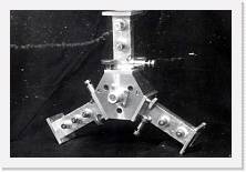File0028 * Il cuore dell�amplificatore parametrico. All�interno del contenitore argentato centrale e� alloggiato il diodo �varactor� . Per realizzare un guadagno a basso rumore del segnale radioastronomico,  il diodo, visto come capacita� variabile, deve essere �pompato� a microonde e �caricato� sulle corrette  impedenze.  Si vedono infatti tre terminazioni a microonde tramite guide d�onda in banda X e l�ingresso coassiale per la banda radioastronomica centrata sui 408 MHz.  
(Rosatelli e Tomassetti).
 * Il cuore dell�amplificatore parametrico. All�interno del contenitore argentato centrale e� alloggiato il diodo �varactor� . Per realizzare un guadagno a basso rumore del segnale radioastronomico,  il diodo, visto come capacita� variabile, deve essere �pompato� a microonde e �caricato� sulle corrette  impedenze.  Si vedono infatti tre terminazioni a microonde tramite guide d�onda in banda X e l�ingresso coassiale per la banda radioastronomica centrata sui 408 MHz.  
(Rosatelli e Tomassetti).
 * 1936 x 1296 * (183KB)