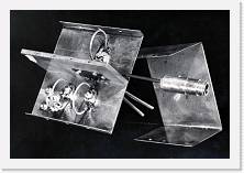 File0029 * Prototipo di amplificatore per uso radiostronomico utilizzante i primi transistor capaci di operare a 408 MHz con alto guadagno e basso rumore.  I grandi �loop� (progetto australiano) realizzano i circuiti risonanti �adattatori di impedenza che limitano la banda ricevuta per evitare segnali interferenti. La uscita, con due risonatori accoppiati, realizza  un filtro di banda molto efficace. La disposizione circuitale e� stata brevettata. (Michael, Rosatelli, Tomassetti)  * Prototipo di amplificatore per uso radiostronomico utilizzante i primi transistor capaci di operare a 408 MHz con alto guadagno e basso rumore.  I grandi �loop� (progetto australiano) realizzano i circuiti risonanti �adattatori di impedenza che limitano la banda ricevuta per evitare segnali interferenti. La uscita, con due risonatori accoppiati, realizza  un filtro di banda molto efficace. La disposizione circuitale e� stata brevettata. (Michael, Rosatelli, Tomassetti)  * 1790 x 1217 * (222KB)