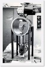 File0032 * Camera da vuoto in acciaio inox , contenitore degli amplificatori di antenna criogenici a FET.
Sovrastano la struttura due commutatori in guida d�onda connessi alla guida d�onda proveniente dalla antenna. La banda di lavoro e�quella dei 5 GHz. La temperatura fisica a cui operano gli   amplificatori entrocontenuti e�di circa 20K.   La loro temperatura di rumore supera di poco i 30K. 
 * Camera da vuoto in acciaio inox , contenitore degli amplificatori di antenna criogenici a FET.
Sovrastano la struttura due commutatori in guida d�onda connessi alla guida d�onda proveniente dalla antenna. La banda di lavoro e�quella dei 5 GHz. La temperatura fisica a cui operano gli   amplificatori entrocontenuti e�di circa 20K.   La loro temperatura di rumore supera di poco i 30K. 
 * 1120 x 1744 * (344KB)